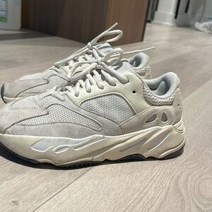 Yeezy 700 bone sz 7 men or 8/8.5 women